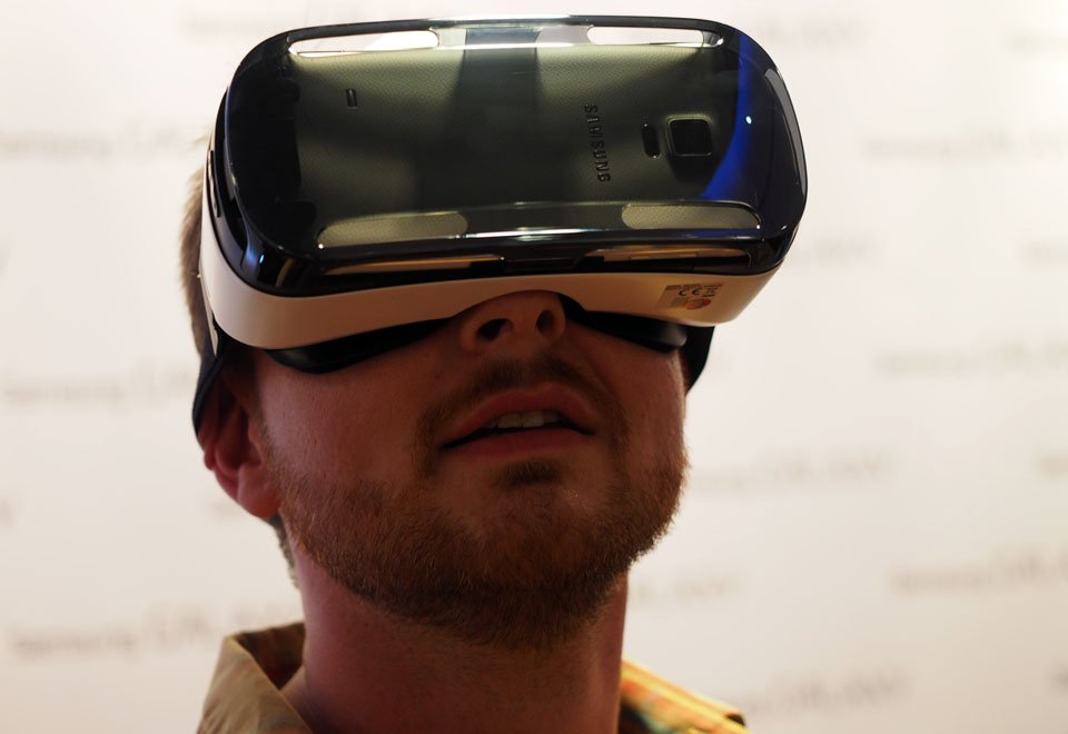 Samsung показала прототип очков виртуальной реальности Gear VR. - Изображение 1 Samsung показала прототип очков виртуальной реальности Gear VR. - Изображение 1