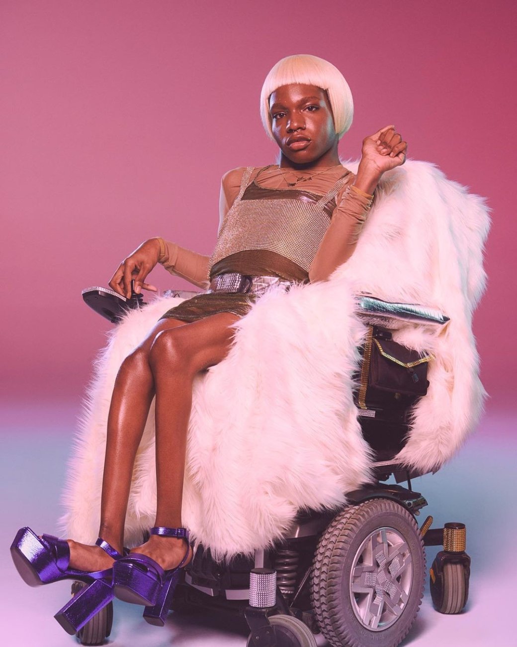Bratz выпустил куклу первой темнокожей трансгендерной модели Аарон Филип в инвалидном кресле | Канобу - Изображение 9882