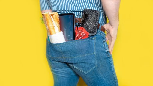 Сплошной карман джинсов и носки с LEGO-подошвой: подборка вещей, решающих несуществующие проблемы
