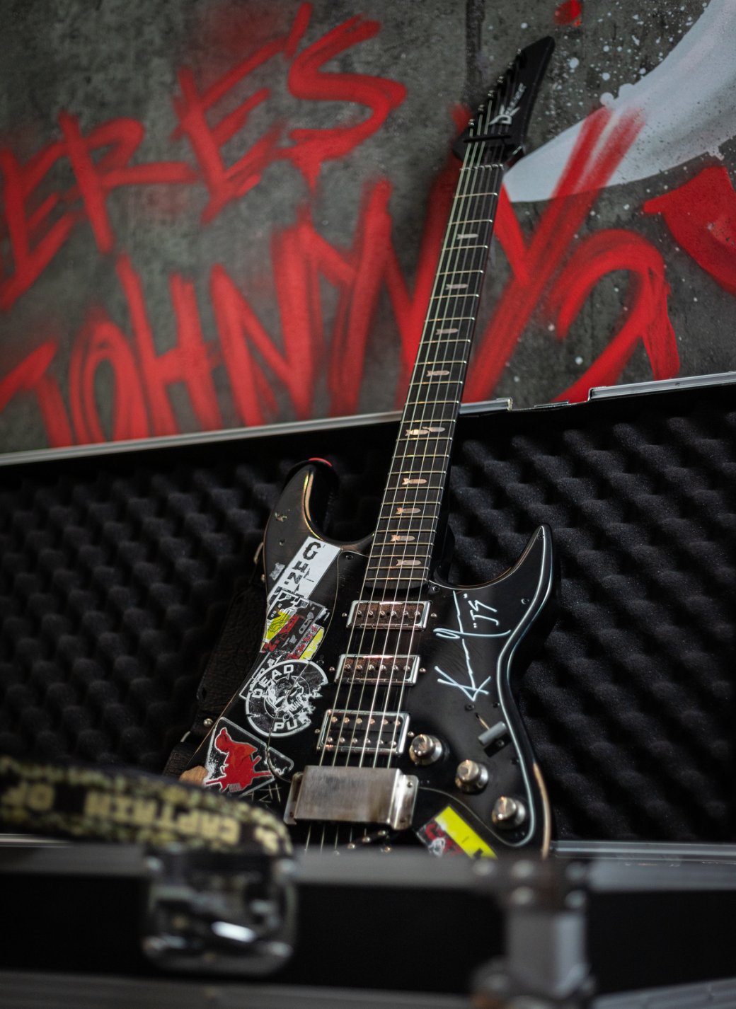 Киану Ривз подписал подарочную гитару для ветерана CD Projekt RED | - Изображение 0